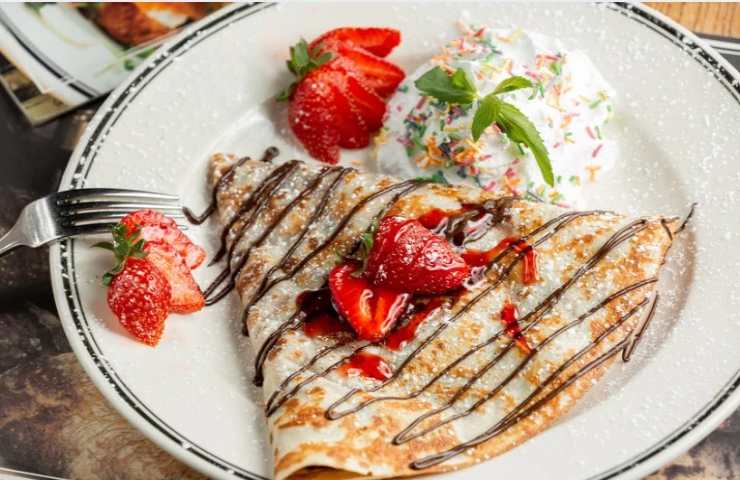 Crepes al forno con fragole panna e glassa al cioccolato