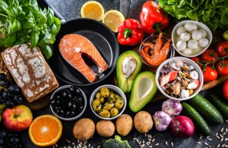 diversi alimenti che fanno parte della dieta mediterranea 