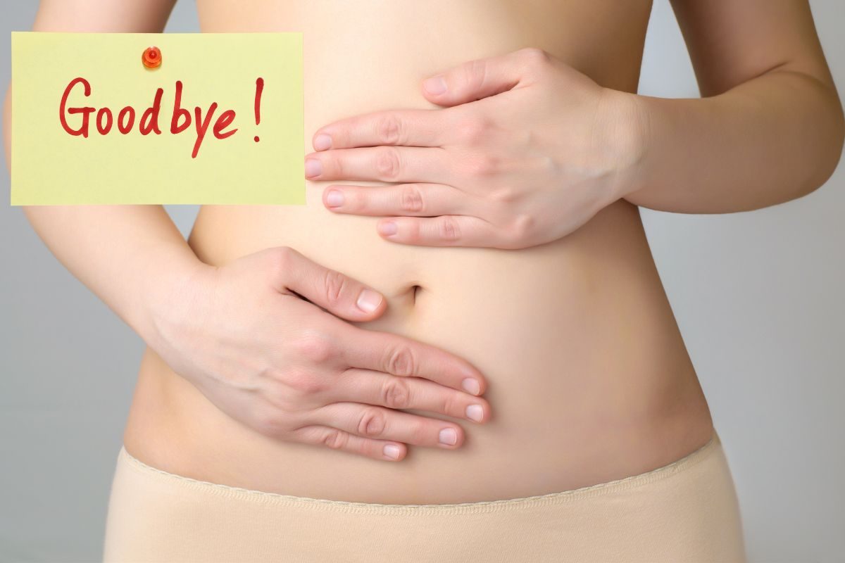 Donna con gonfiore addominale e la scritta Goodbye
