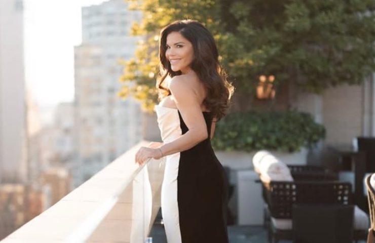 Lauren Sanchez in uno splendido abito mette in mostra il suo fisico 