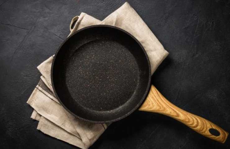 padella appoggiata su uno strofinaccio su un piano di lavoro