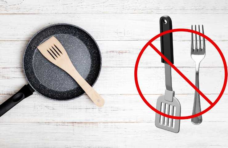 Padella antiaderente con spatola di legno e vicino gli utensili da non utilizzare