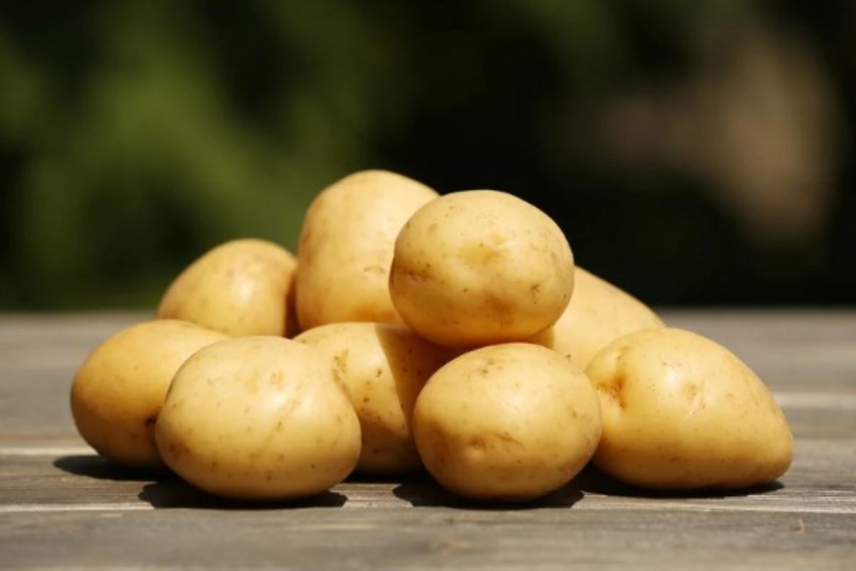 Patate sparse su un tavolo 