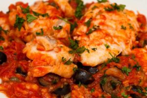 piatto con baccalà pomodori e olive