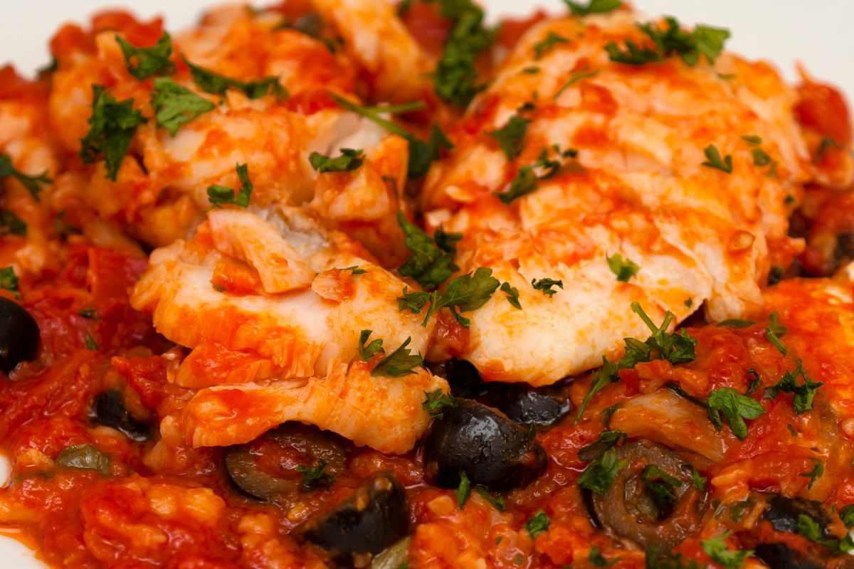 piatto con baccalà pomodori e olive