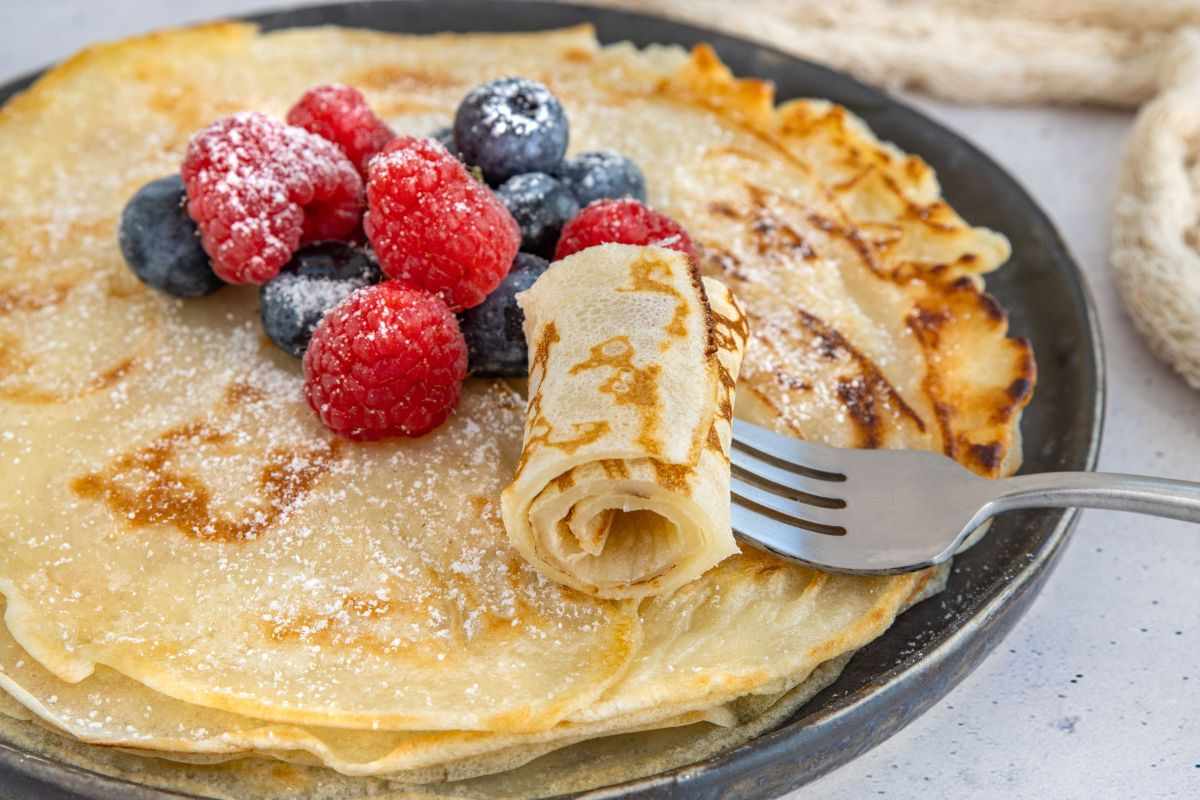 piatto di crepes e frutta