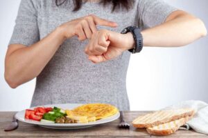 persona con piatto pronto sul tavolo