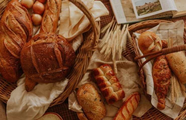 Diversi tipi di pane sul tavolo 