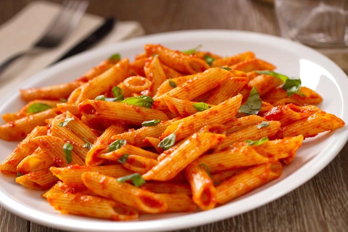 piatto con penne al pomodoro
