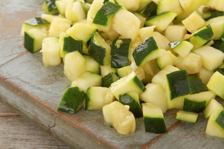 zucchine tagliate a dadini su tagliere