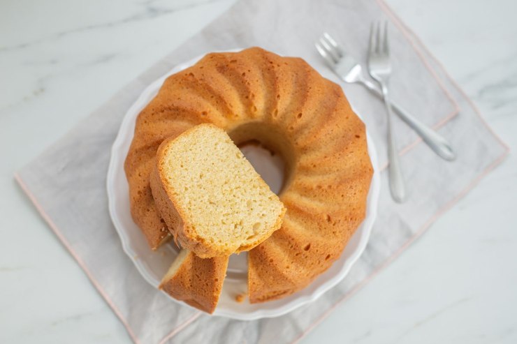 ciambellone su piatto visto dall'alto