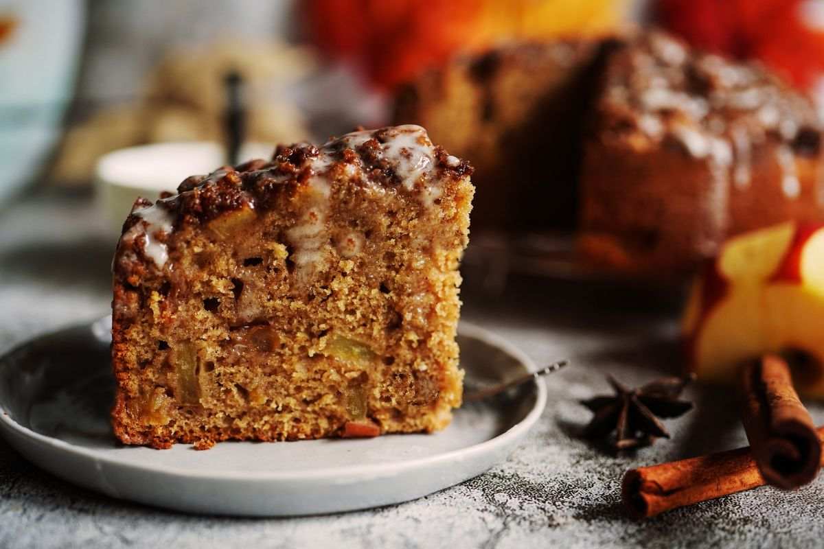 piatto con fetta di torta