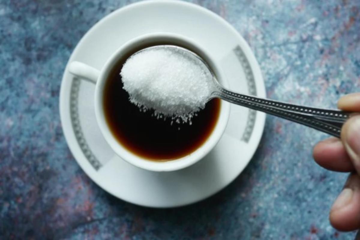 Zuccherare il caffè 