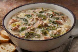 una ciotola con la zuppa toscana, tra i comfort food senza latticini della nostra selezione di ricette