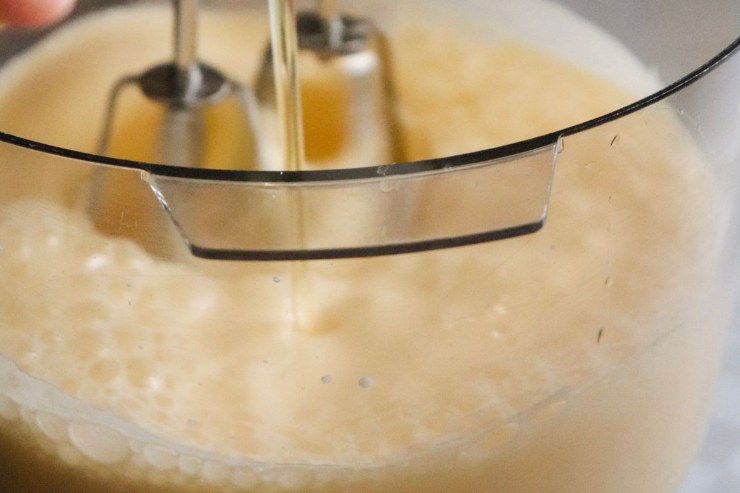 impasto liquido in una ciotola con sbattitore 