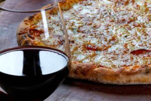 pizza e bicchiere di vino rosso