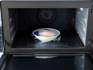 Riscaldare cibo nel microonde